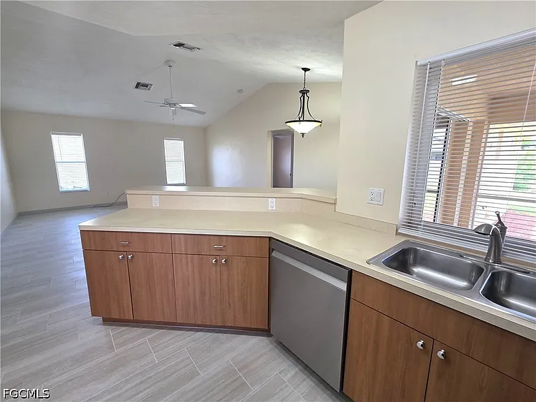 4614 SW 9th Pl — Photo 9