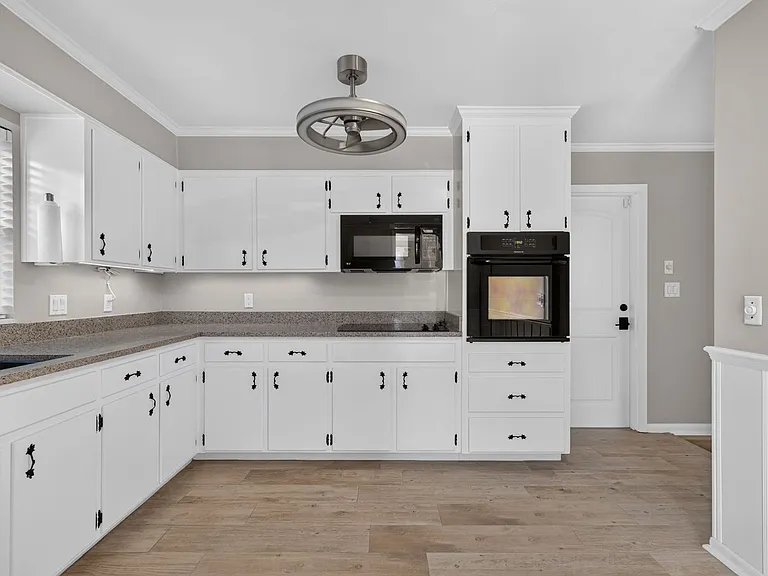 677 Selkirk Dr — Photo 10