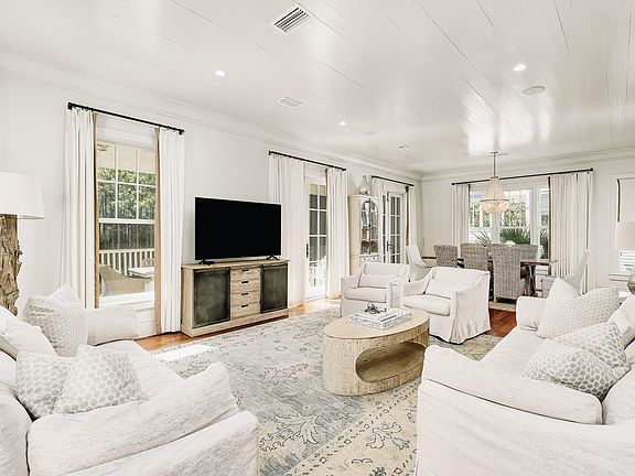 3rd image of 105 Park Row Ln