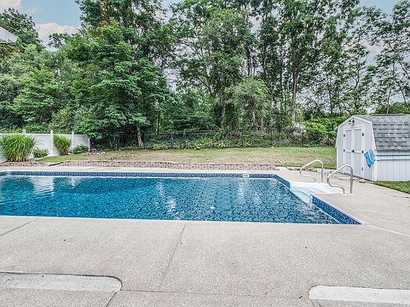 3rd image of 231 Beachfield Dr