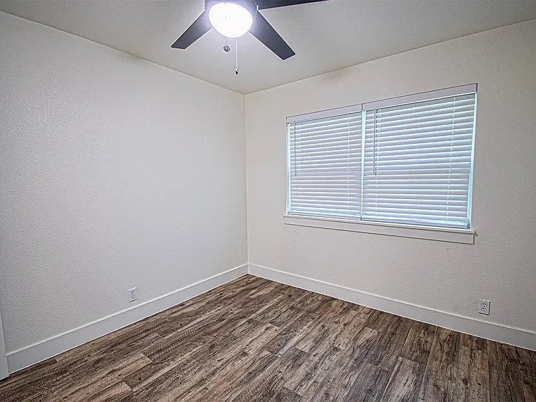 551 E Burks St — Photo 26