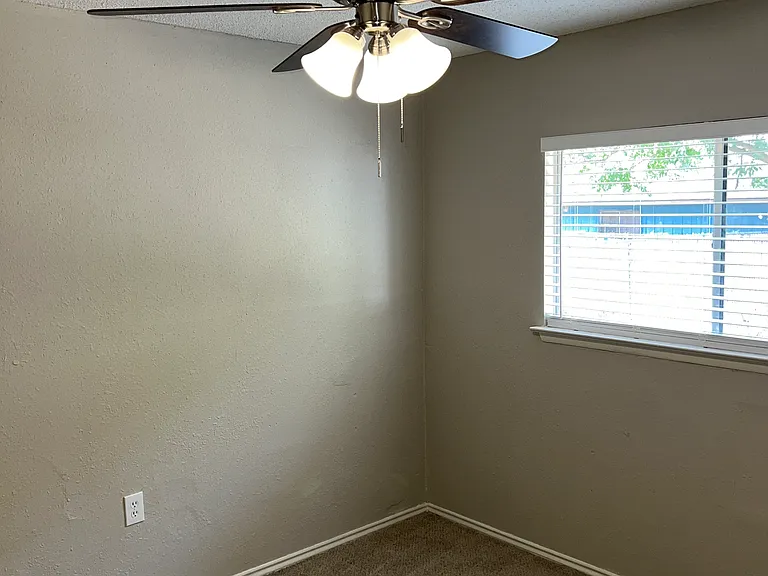 2911 Lakebriar St — Photo 13