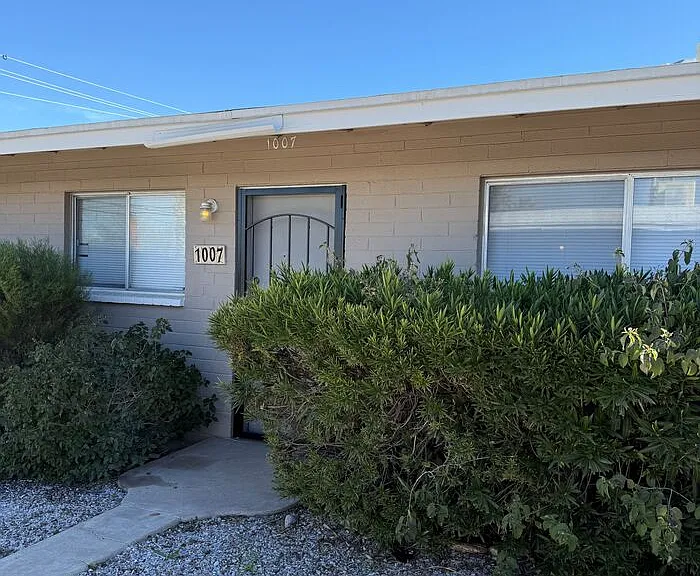 1007 E Silver St — Photo 1