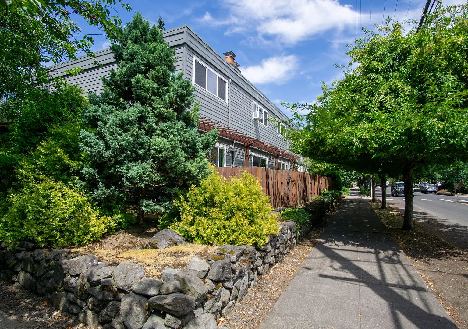 2 Bed Townhouse w/Condo-Grade Finishes, W&D, & Pet Friendly! — Photo 1