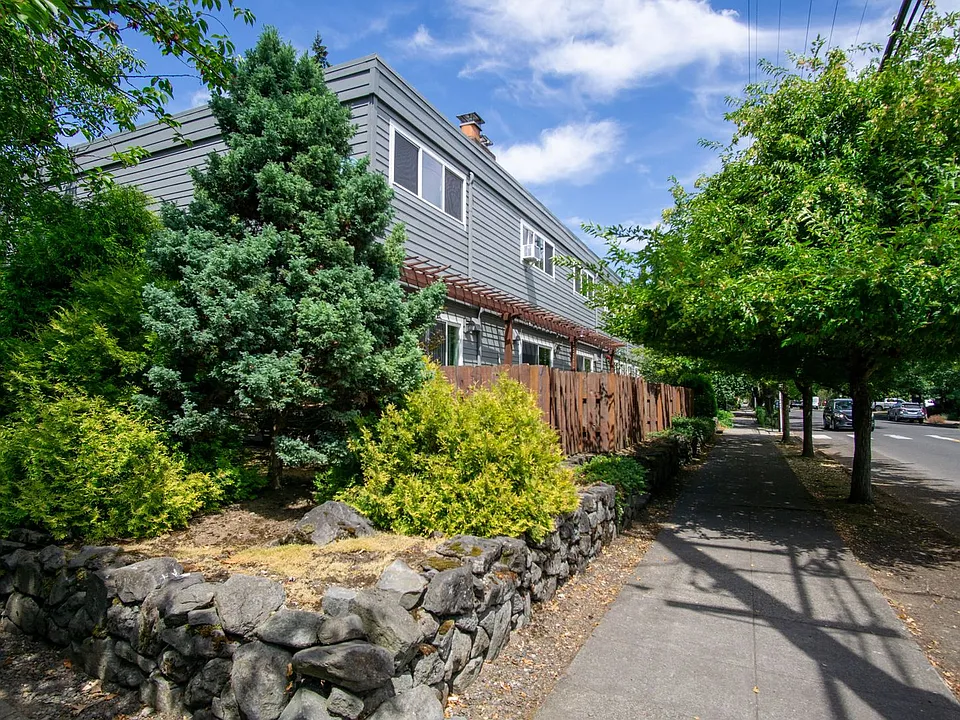 1625 SE Bidwell St #2