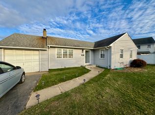 1 Beachwood Dr, Babylon, NY 11702