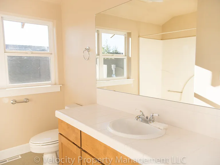 2954 NE Red Oak Dr — Photo 11