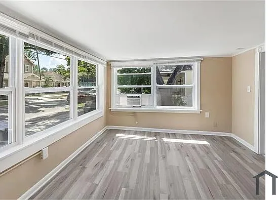418 E Amelia Ave — Photo 3