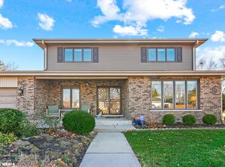 1005 E Falcon Dr, Arlington Heights, IL 60005