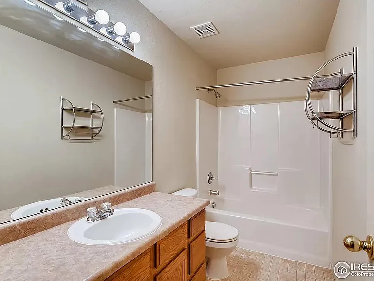 Upstairs full bathroom