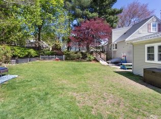 15 Mayflower Rd, Norwood, MA 02062