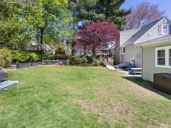 15 Mayflower Rd, Norwood, MA 02062