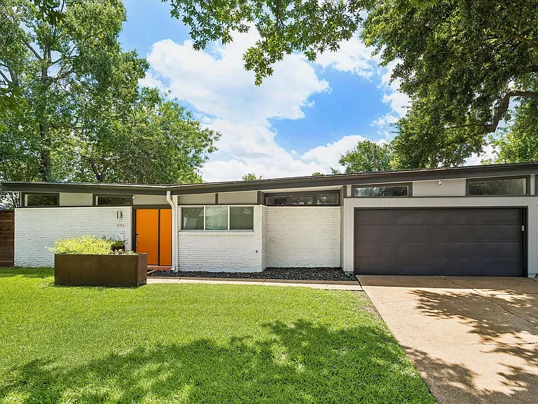 9769 Oak Point Dr — Photo 1