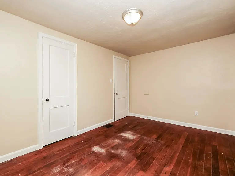 618-618 1/2 Lucas Dr — Photo 9