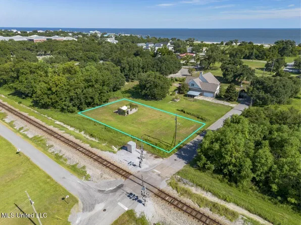 236 Clarence Ave, Pass Christian, MS 39571