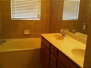 4th image of 970 Pipers Cay Dr