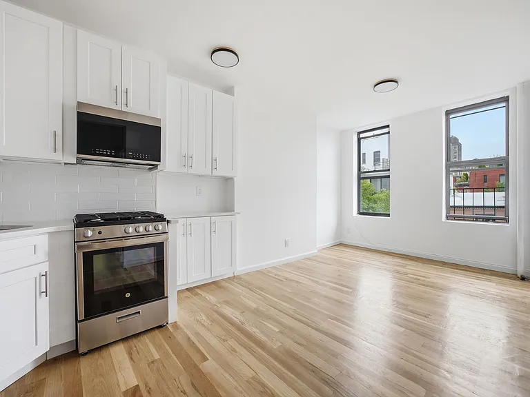 44 Perry St #4R — Photo 2