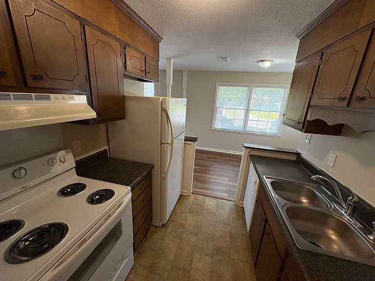 728 Montclair Dr — Photo 8