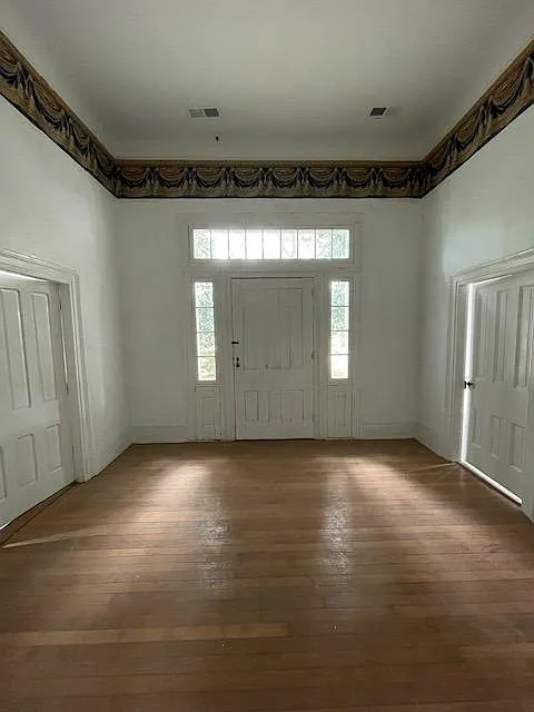 4 bed, 4300 sqft, $1,500 — Photo 2
