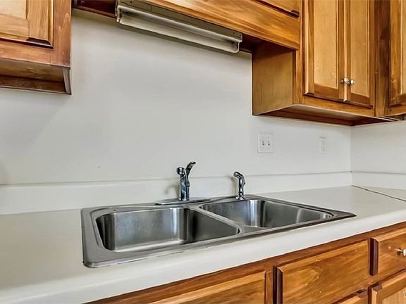 4th image of 1514 26th Ave E