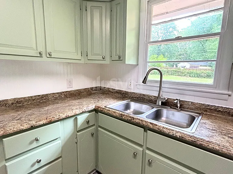 1104 Garland St — Photo 3