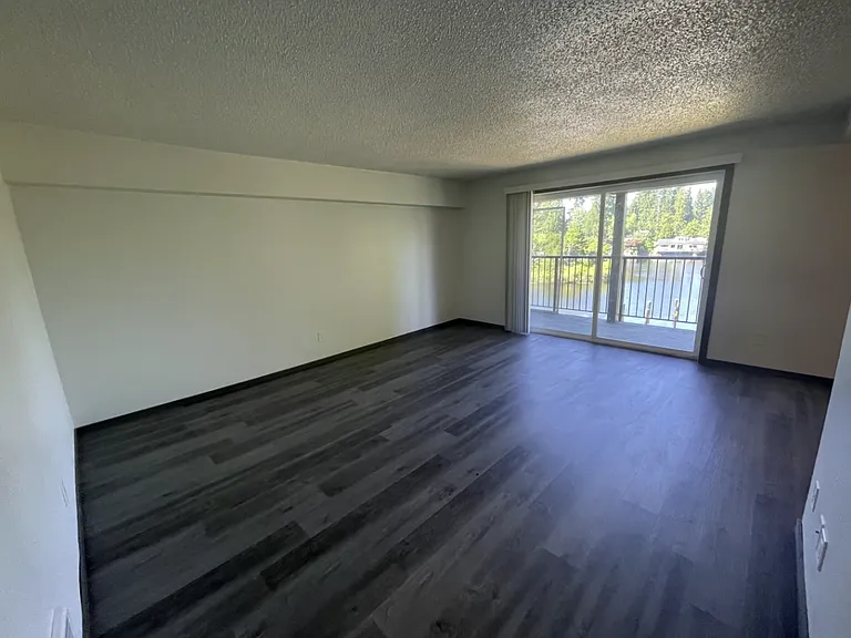Shoreside Village Apartments — Photo 8