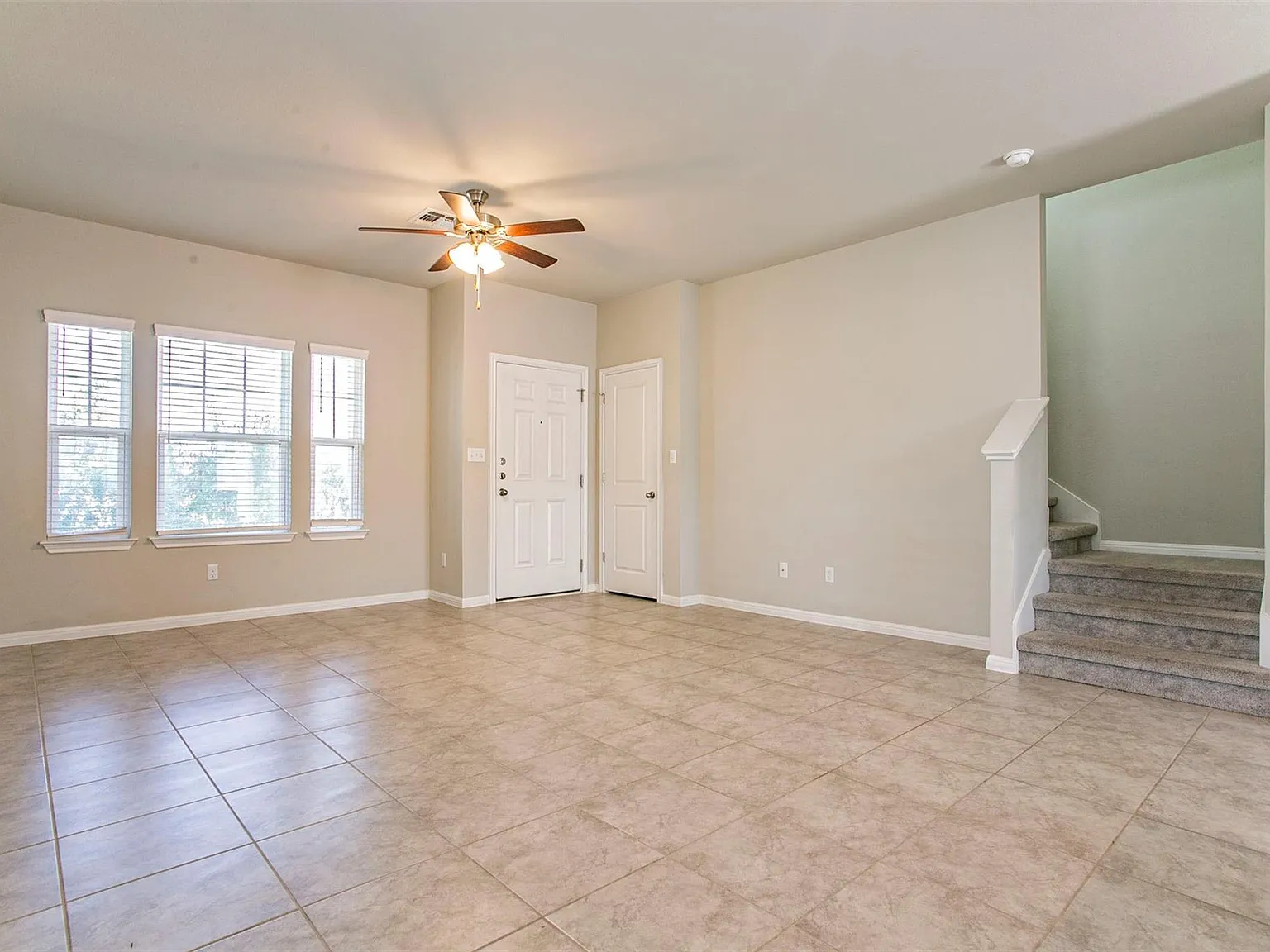 3 bed, 2.5 bath, 1336 sqft, $1,900 — Photo 3