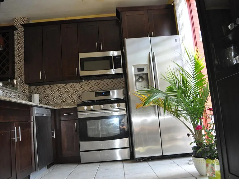 Upgraded Kitchen. Granite counter tops with backsplash.