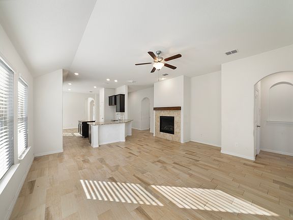 5th image of 822 Blackhawk Dr