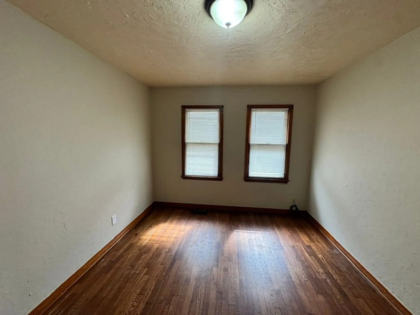 4 bed 1 bath — Photo 3