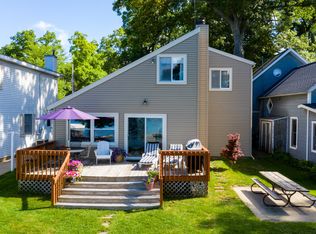 2104 Midlake Dr, Hickory Corners, MI 49060
