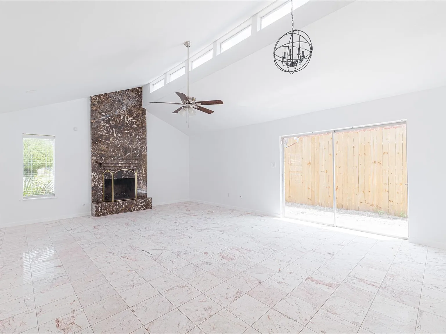 3 bed, 2.0 bath, 1940 sqft, $2,100 — Photo 2