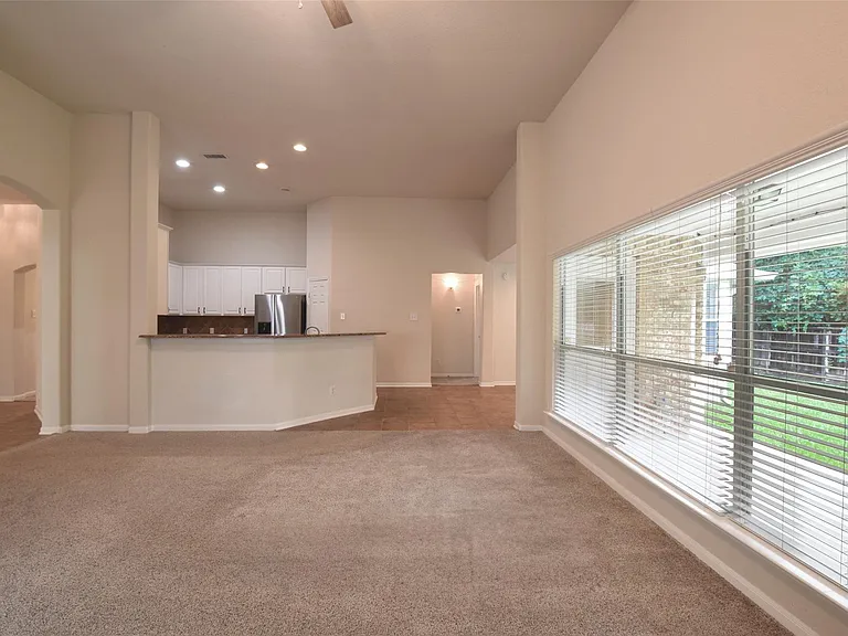 22 Hobbit Glen Dr — Photo 4