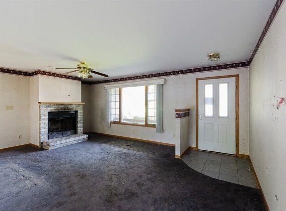 4th image of 213 E Division St