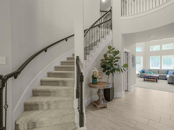 3rd image of 25237 Forest Ledge Dr