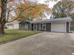 821 Timberhill Dr, Chatham, IL 62629