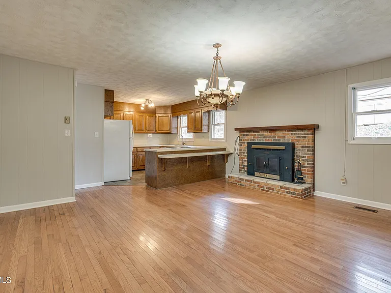 4637 Woodcliff Dr — Photo 4