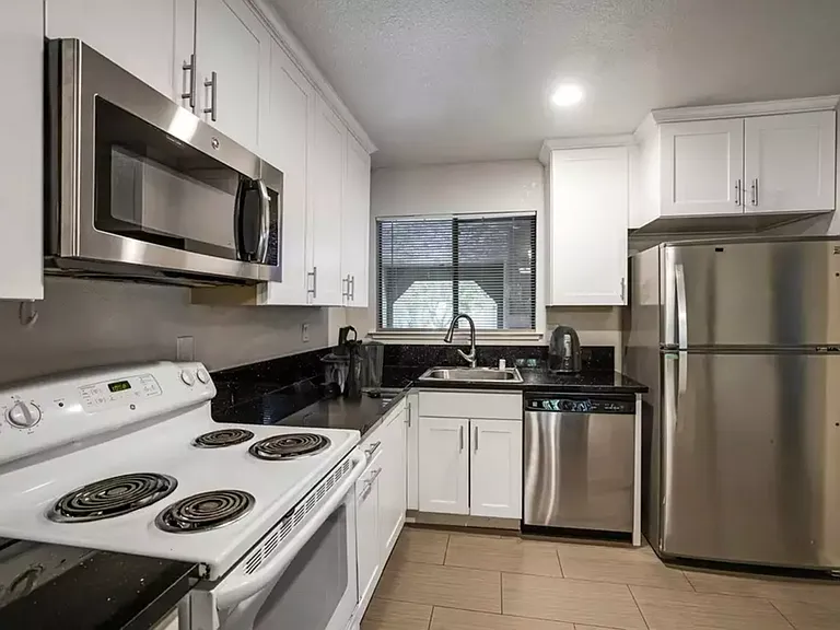 Pomona West Student Apartments — Photo 21