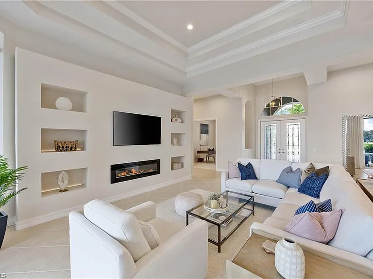 8950 Shenendoah Cir — Photo 1