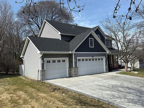 3rd image of 404 Lincoln Dr SE