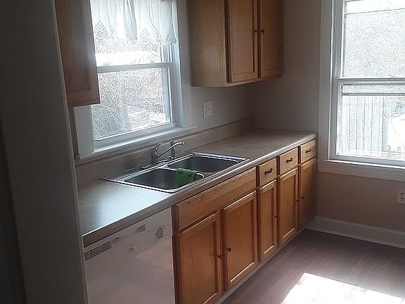 4th image of 248 Elizabeth Ave