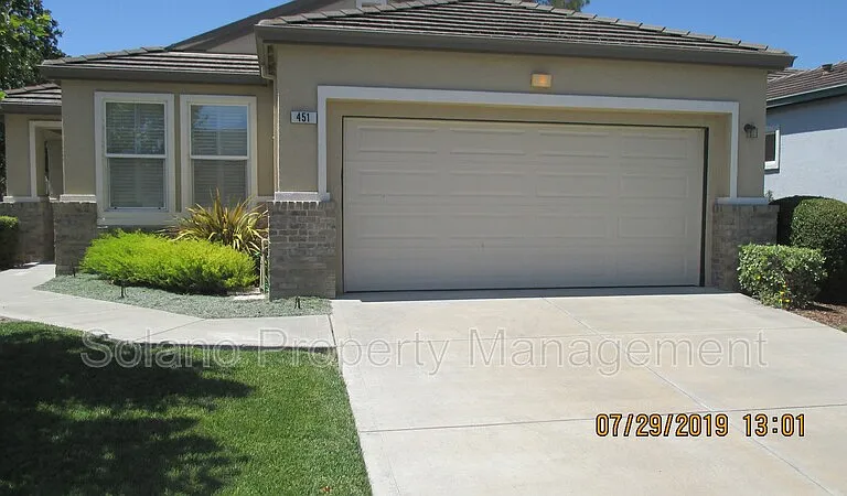 451 Edgewood Dr — Photo 1