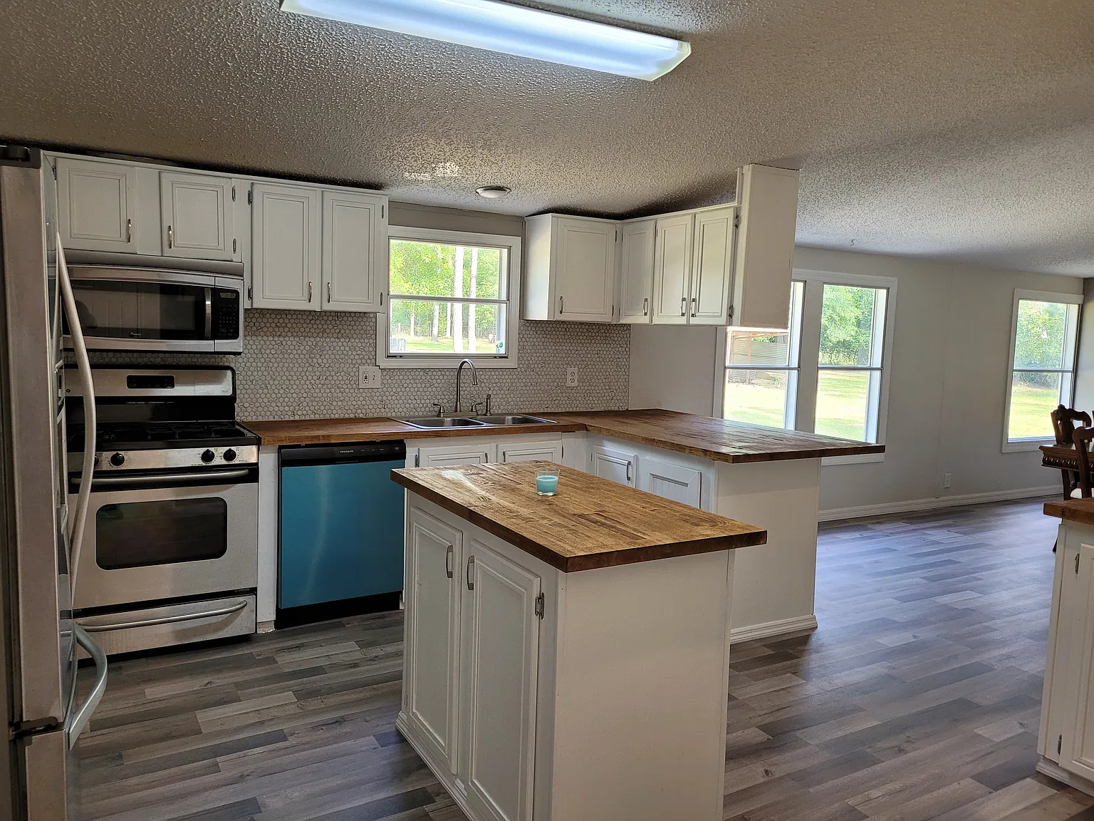 4 bed, 2280 sqft, $1,800 — Photo 3