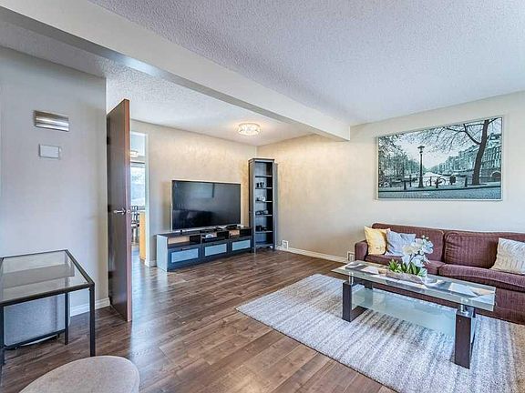 3rd image of 552 E Queenston Gdns SE