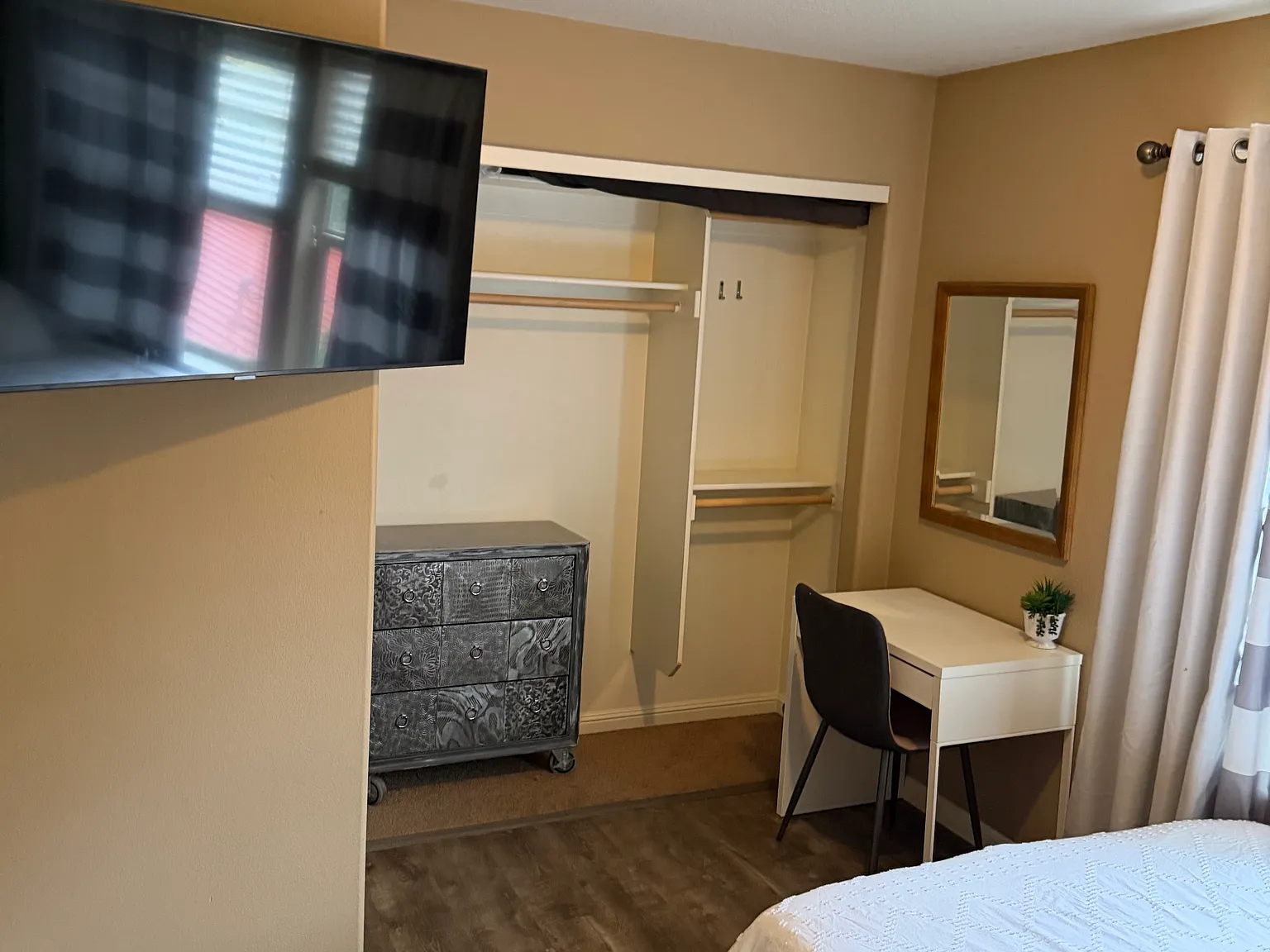 1 bed, $1,300 — Photo 2