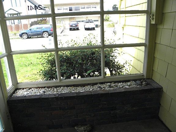 Nice covered front porch entry