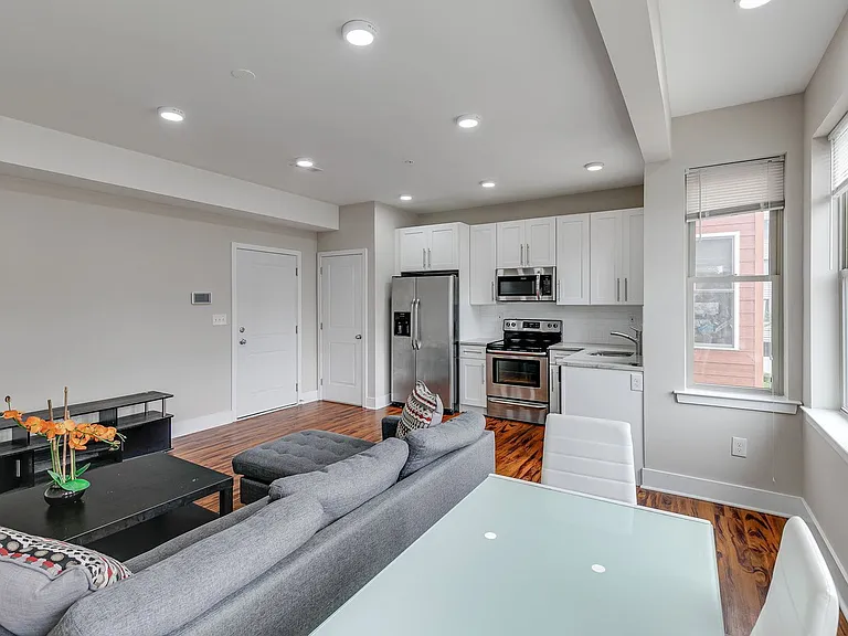 549 Armstrong St #302 — Photo 10