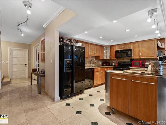 5th image of 3624 NE 167th St #23