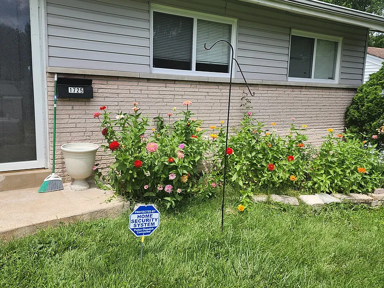 1725 Clover Ln — Photo 1