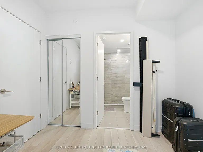 39 Roehampton Ave #807 — Photo 4